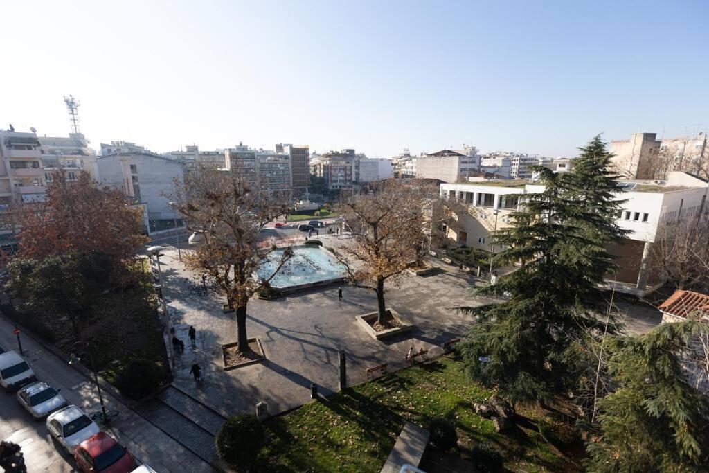 Λάρισα Διαμέρισμα Με Θέα Πλατεία Στο Κέντρο Της Πόλης Daire Dış mekan fotoğraf