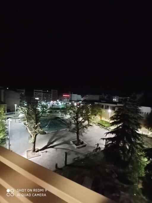 Λάρισα Διαμέρισμα Με Θέα Πλατεία Στο Κέντρο Της Πόλης Daire Dış mekan fotoğraf