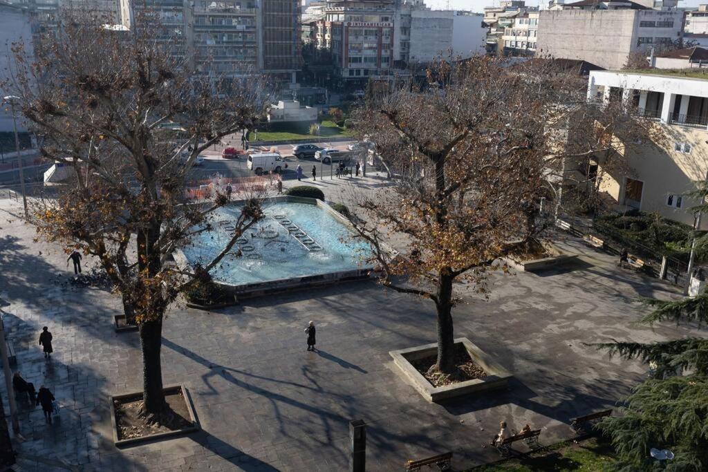 Λάρισα Διαμέρισμα Με Θέα Πλατεία Στο Κέντρο Της Πόλης Daire Dış mekan fotoğraf